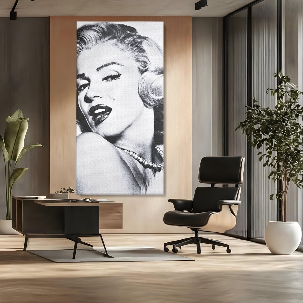 Tablou canvas cu tablou canvas cu marilyn monroe alb negru, fara rama, pe sasiu de lemn, pe perete intr-un birou